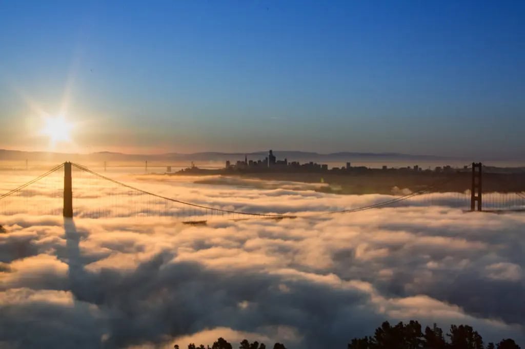 Sunrising over the fog above the goldengate bridge in San Francisco